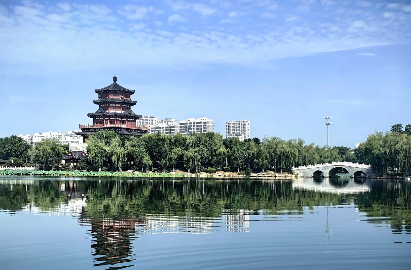 古南池王母阁与水面倒影